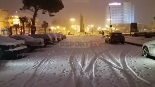 Dëbora mbulon Shkodrën, katër borëpastruese pastrojnë rrugët (VIDEO-FOTO)