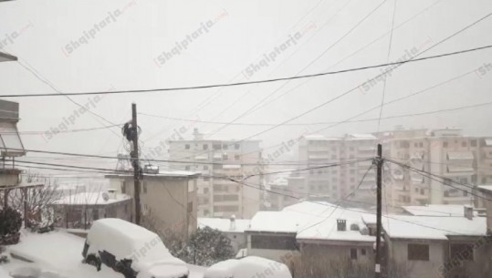 Dëborë e dendur në Gjirokastër, arrin në 40 cm, pezullohet mësimi në të gjithë Qarkun (VIDEO)
