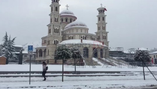 Rikthehen reshjet e dëborës në Korçë, zbardhet qyteti, pamjet
