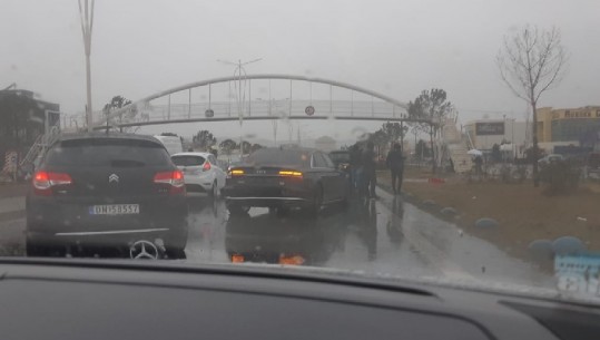 5 makina përfshihen aksident në autostradën Tiranë-Durrës, s’ka të lënduar (Foto)