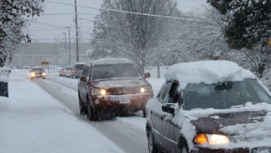 Nga gomat dimërore te përdorimi i zinxhirëve/ Këshilla praktike kur udhëtoni me makinë në dëborë