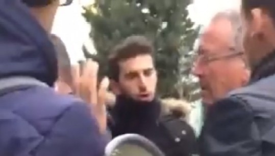 Protesta/ Një grup studentësh të UBT-së konfliktohen me rektorin Musabelliu: Ti je shërbëtor, puno për ne (VIDEO)