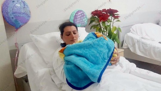 Moti i keq në Elbasan/ Nëna e re lind në kushte shtëpie, ndihmohet nga stafi mjekësor i zonës ku banon (Video+Foto)