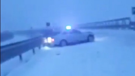 Reshjet e dëborës/ Bllokohet Rruga e Kombit, rrëshqasin e përplasen me barrierat mbrojtëse dy makina 