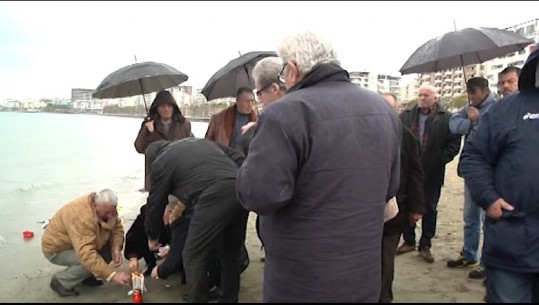 Rikthehet në vëmendje tragjedia e 9 janarit, familjarët e viktimave homazhe në bregdetin e Vlorës (VIDEO)