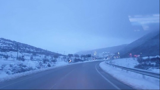 Reshjet e dëborës/ ARRSH: Qarkullimi në akset nacionale pa zinxhirë, përdorni gomat dimërore