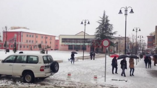 Reshjet e borës në Kukës, zbardhen rrugët dhe qyteti (VIDEO-FOTO)