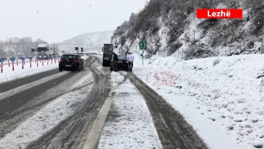 Situata nga dëbora në rrugët nacionale në Lezhë (VIDEO)