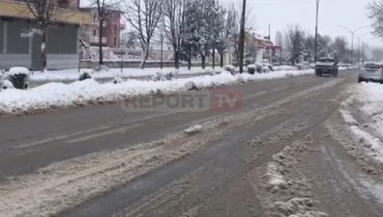 Reshjet e borës në Elbasan (VIDEO)