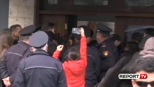 Policia private dhe e rendit bllokojnë dyert e Ekonomikut, s'lejojnë futjen e studentëve (VIDEO)