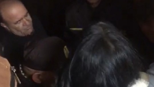 Tensione gjatë natës te Juridiku, policia private liron dyert që ishin bllokuar me banga (VIDEO-FOTO)