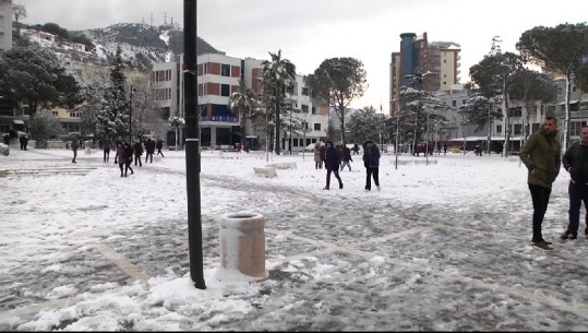 Ndërpriten reshjet e dëborës në Qarkun Lezhë, përmirësohet situata. Në Mirditë, shkollat e mbyllura