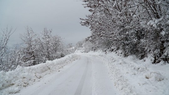 Reshjet e dëborës në vend/ Dibra qarku më problematik, izolohen 5 mijë banorë të fshatit Ostren, mungon edhe energjia