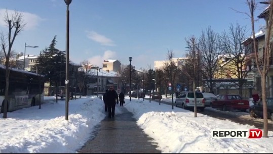 Pakësohen reshjet e dëborës në Korçë, fshatrat përshkohen me zinxhirë, mungon energjia elektrike (VIDEO)