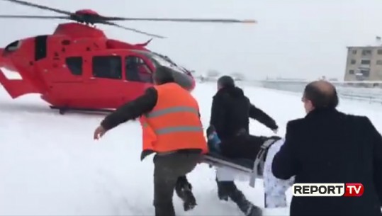 I rrezikohej jeta/ Shtatzëna 41-vjeçare nga Burreli transportohet me helikopter në Tiranë, lind fëmijën e tetë (VIDEO-FOTO)