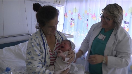 Lindi fëmijën e 8-të/ Flet nëna që u transportua me helikopter në Tiranë: Jam në gjendje të mirë bashkë me foshnjën