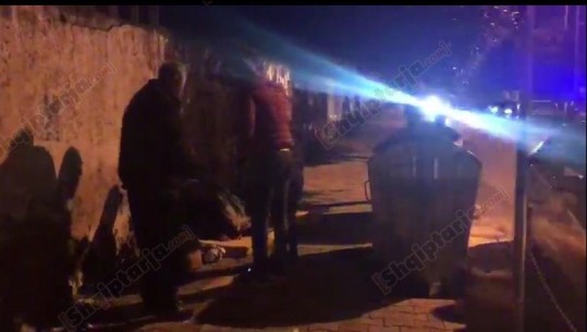 I harruar në një cep rruge në Elbasan, policia dhe banorët shpëtojnë të pastrehin (VIDEO)