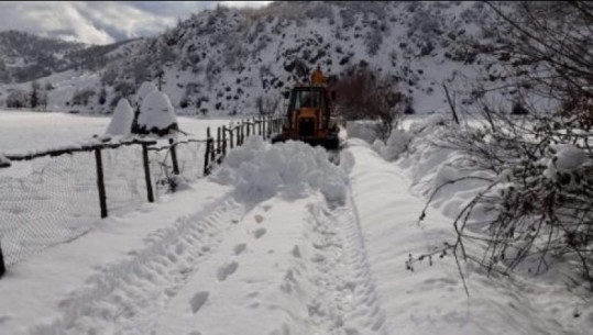 115 familje të bllokuara në Dibër, trashësia e dëborës arrin 2 m, mungon edhe energjia