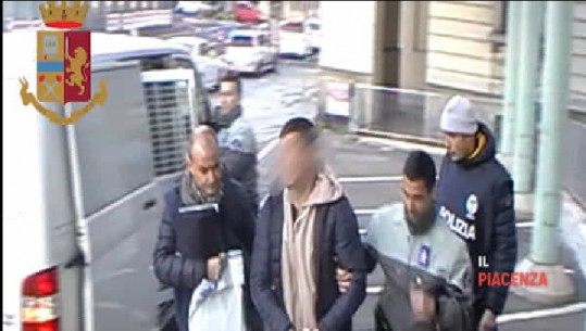 Tentoi të vriste bashkëatdhetarin me thikë në Romë, arrestohet shqiptari në Zvicër (Emri)