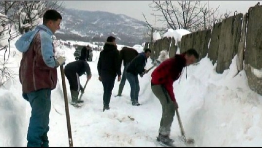 Dibër/ 4 të sëmurë të izoluar nga bora, 20 banorët e fshatit Shumbat hapin me lopatë rrugën 