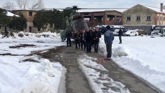Helikopteri i Forcave Ajrore shpëton 15 persona në Dukagjin, mes tyre edhe mësuesit e bllokuar nga dëbora (VIDEO)