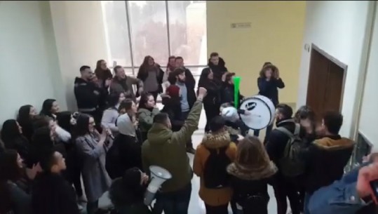 Protesta/ Grupet nga 6 universitetet e Tiranës vijojnë bojkotin, studentët e 'Luigj Gurakuqit' shtojnë dy pika (VIDEO)
