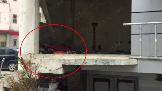 Tjetër viktimë nga i ftohti, vdes një endacak në Durrës (VIDEO)