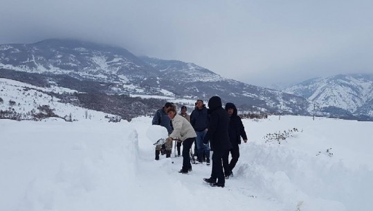 Dy viktima nga i ftohti në Durrës dhe Pogradec, vijojnë të bllokuar fshatrat në veri e verilindje, pezullohet mësimi në disa zona të thella