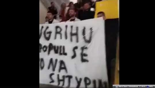 Protesta në Elbasan/ Studentët e Universitetit 'Aleksandër Xhuvani': Ngrihu popull se po na shtypin (VIDEO)