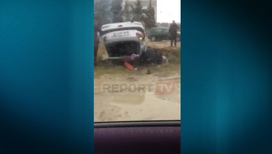 Aksident në Kashar/ Makina del nga rruga dhe përmbyset në kanal, s'ka të lënduar (VIDEO)