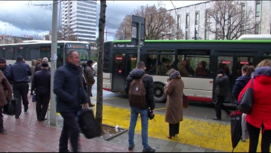 Problemet e transportit publik në Tiranë, qytetarët: Vonesa në stacione, kushte të këqija e faturino arrogantë