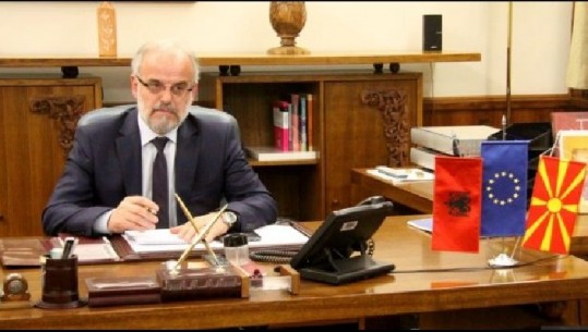 Talat Xhaferi nënshkruan ligjin për gjuhët në Maqedoni, shqipja zyrtarisht gjuhë zyrtare