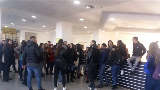 Protesta/ Grupet nga 6 universitetet e Tiranës vijojnë bojkotin, i bashkohen edhe studentët e 'Aleksandër Moisiut' 