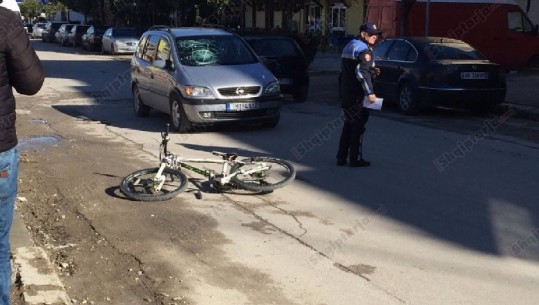 Aksident në Fier, makina përplas biçikletën, një i plagosur (VIDEO)