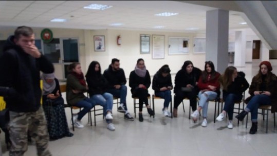 ‘Ngrihu o popull se po na shtypin’/ Pas Tiranës edhe studentët e Elbasanit ngujohen në univerisitet