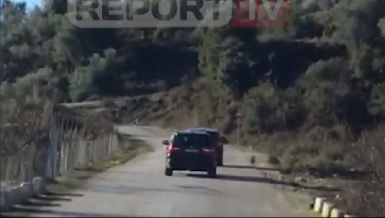 VIDEO/ Pas dorëzimit, Balili i shoqëruar nga dy makina të policisë drejt Tiranës