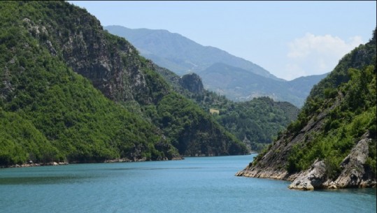 Moti i keq/ Shkrin dëbora në Shkodër, si është situata në liqenin e Komanit 