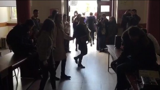 Filologjiku kthehet në ‘Universitetin e Arteve’, grupi i studentëve të ngujuar kalojnë kohën me këngë e valle (VIDEO)