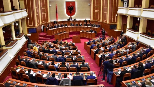 Seanca për dekretet e Metës/ Ministrat e shkarkuar në fund të sallës, midis tyre edhe Bushati. Të sapo emëruarit, në llozhën e Kuvendit (Foto) 
