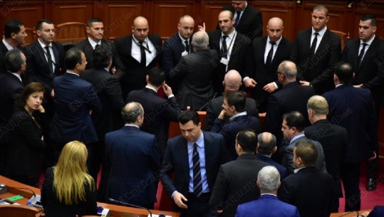 Kuvendi miraton dekretet e Metës për ndryshimet në qeveri, opozita braktis seancën