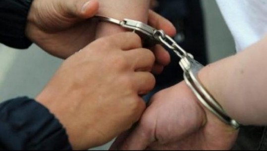 Vlorë/ Iu gjetën në banesë 30 kg kanabis dhe dy armë pa leje, arrestohet 26-vjeçari 