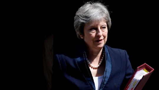 Brexit/ Kryeministrja britanike Theresa May i mbijeton mocionit të mosbesimit