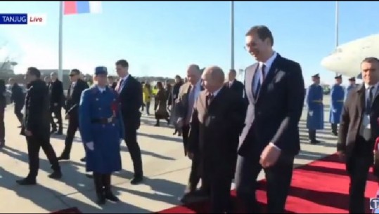Vladimir Putin mbërrin në Beograd, pritet në aeroport nga Aleksandër Vuçiç 