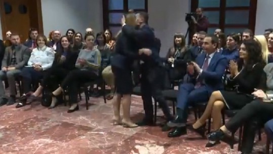 Ministrat e rinj marrin detyrën/ Braçe përqafim të ngrohtë me Mesin: Do punoj për njerëzit e zakonshëm
