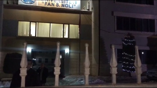 Një grup studentësh në Korçë ngujohen brenda Fakultetit, policia kyç derën (VIDEO)
