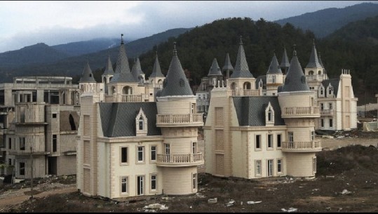 Nuk jeton askush, ja kush është qyteti ‘Kështjellë’ me 732 vila përrallore në Turqi (VIDEO)