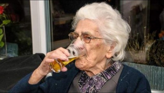 Konsumon deri në 22 birra në ditë, njihuni me 97-vjeçaren që nuk 'e njeh' plakjen