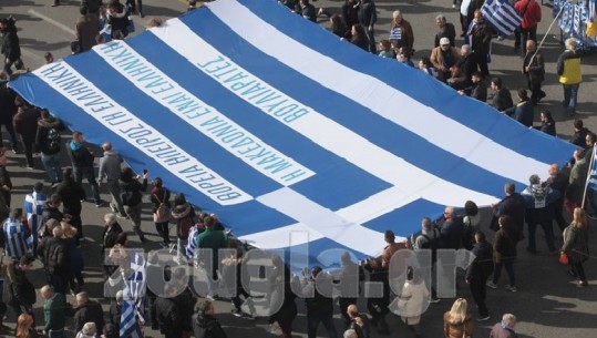 Marrëveshja e Prespës, protesta në Athinë, grekët mbushin sheshin para parlamentit (FOTO)