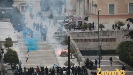Athinë, protestuesit përplasen me policinë (VIDEO-FOTO)