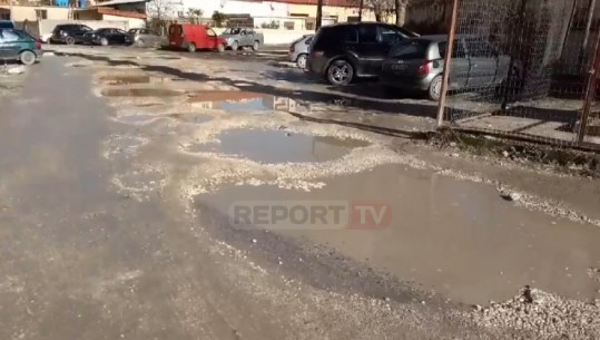 Rruga me gropa pranë stadiumit në Vlorë, qytetari ankohet në Report Tv: Gjendje skandaloze